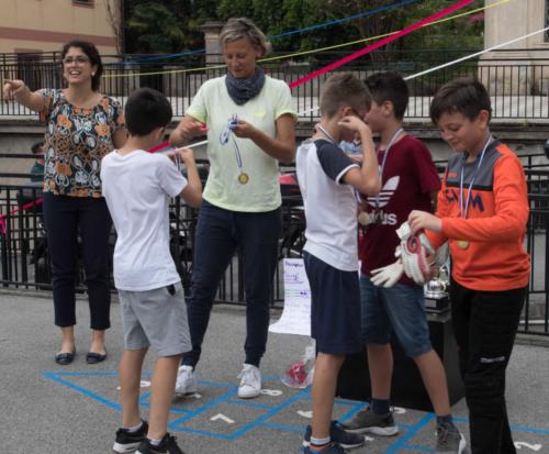Le insegnanti premiano i primi classificati del torneo di calcio (...)